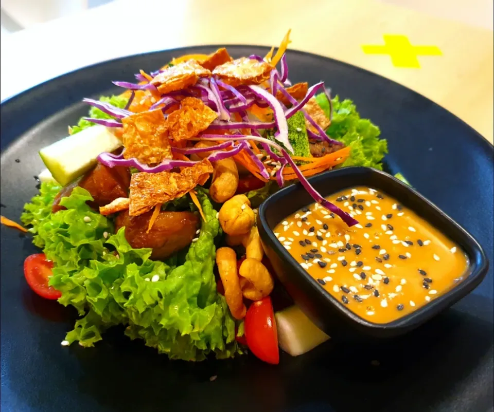 Snapdishの料理写真:Vegetarian Salad|envymaqueenさん