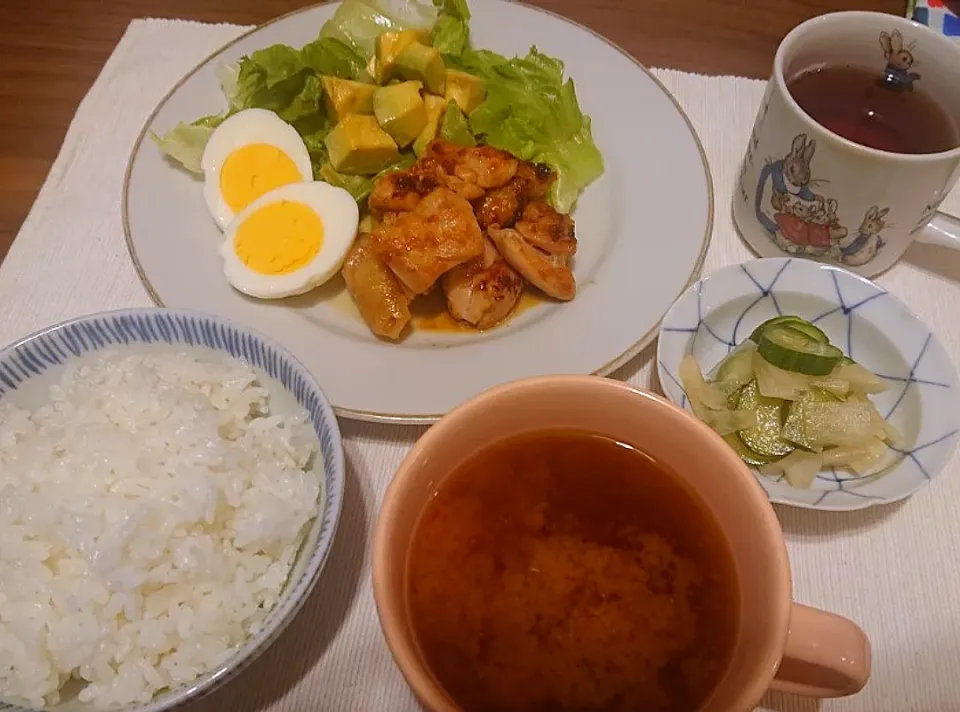 Snapdishの料理写真:ごはん
豆腐の味噌汁
鶏もも肉の漬け焼き
アボガドサラダ
ゆで卵
大根ときゅうりの酢漬け|oneiさん