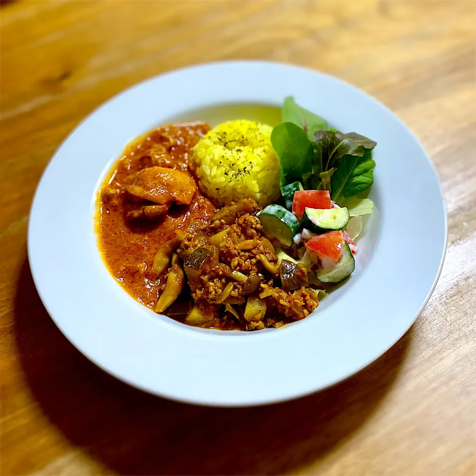 ばんごはん♪ バターチキンカレー＆キーマカレーのあいがけ ライタを添えて|みかりんさん