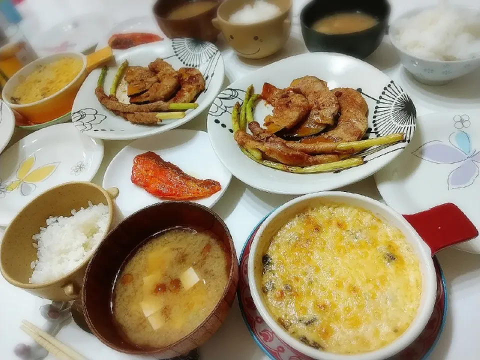 Snapdishの料理写真:夕食(*^^*)
かぼちゃの肉巻き&アスパラの肉巻き
カレイのみりん焼き
豆腐グラタン
お味噌汁(なめこ、豆腐)|プリン☆さん