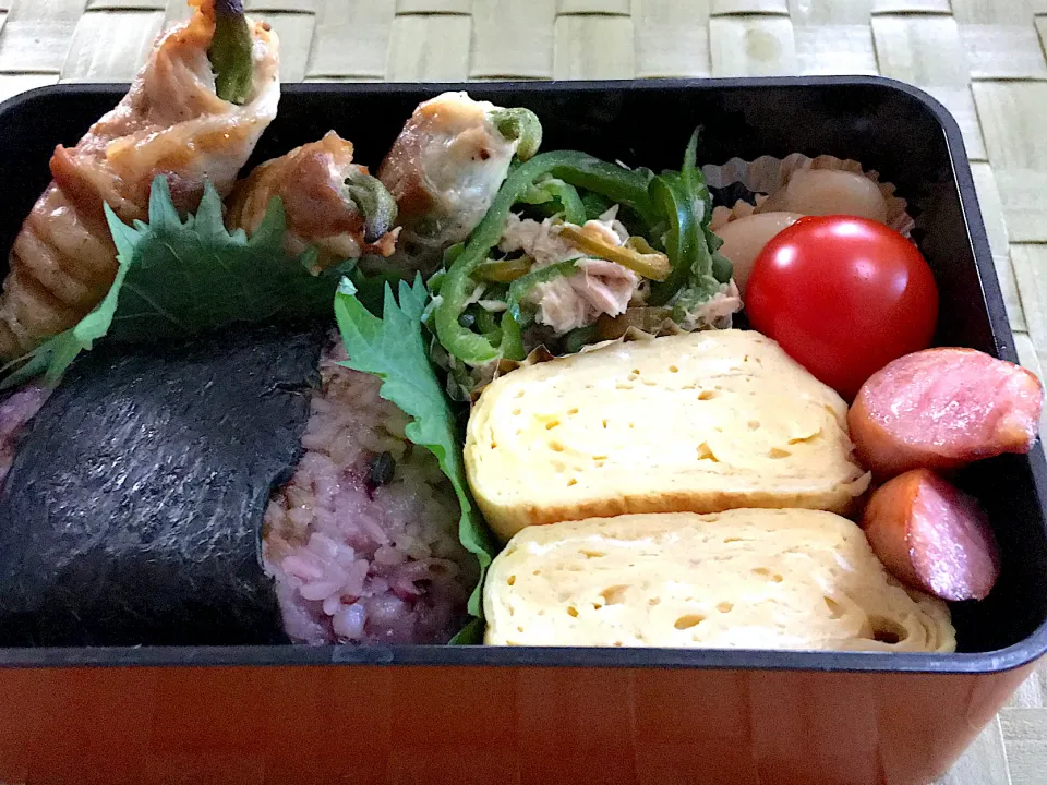 Snapdishの料理写真:おくらの肉巻き　ピーマンとツナの和え物|keikekeさん