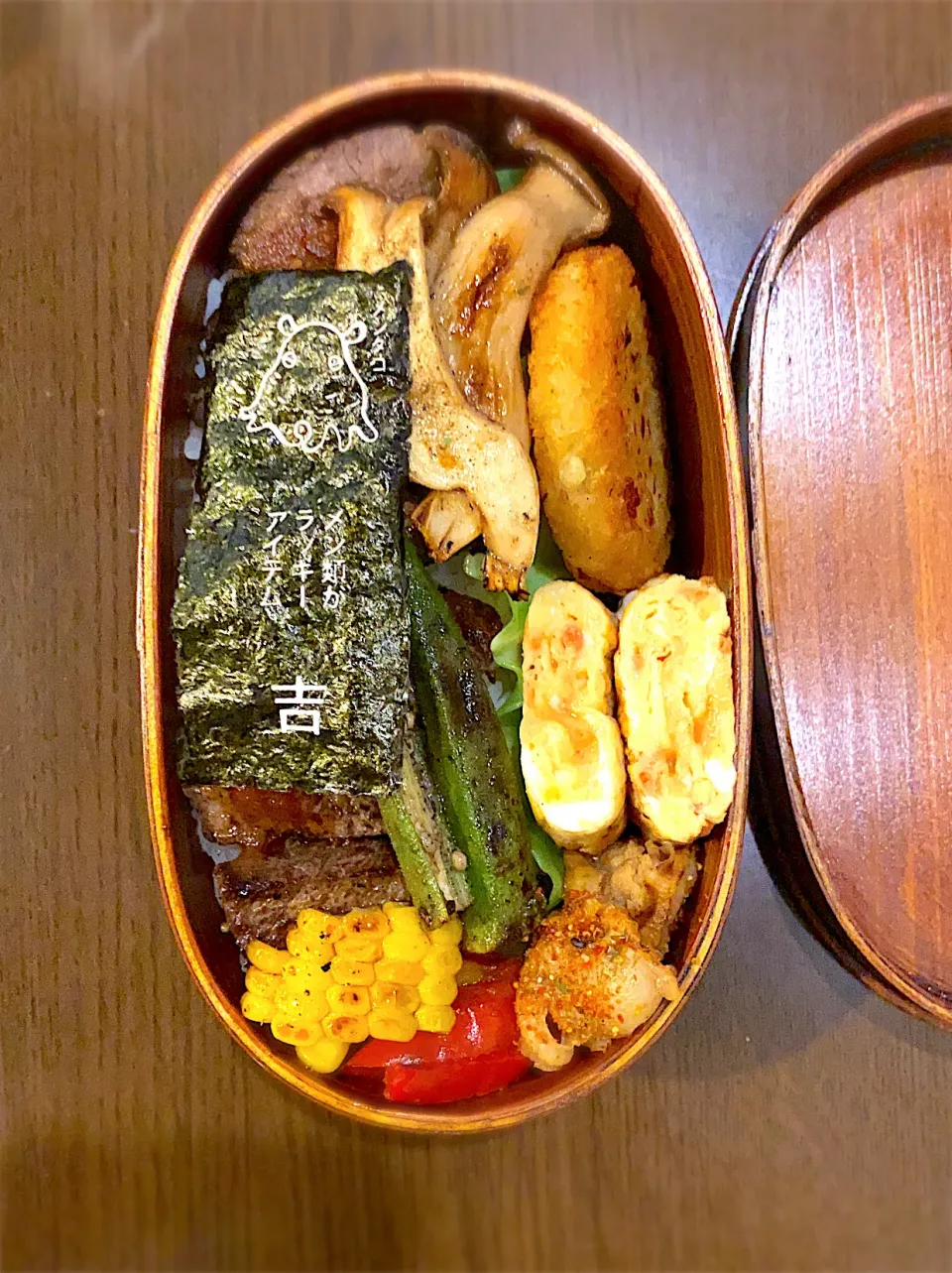 お弁当🍱　ビーフステーキ　エリンギとオクラのロースト　ハッシュドポテト　干し海老の出し巻き卵　帆立の七味唐辛子焼き　パプリカソテー　焼きとうもろこし　焼き海苔|ch＊K*∀o(^^*)♪さん