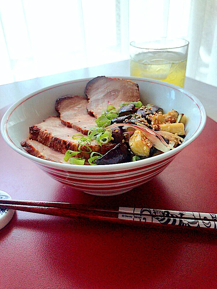 とんちんの料理　これうま焼豚と🍆茄子のしぎ焼きのコラボ丼~ごまだれ専科で簡単旨い😋|とんちんさん