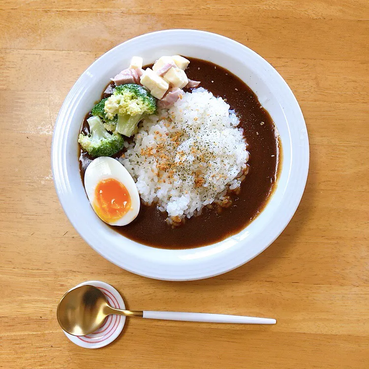 ブロッコリーとカマンベールチーズの　ビーフカレー🥦🧀🍛|ちゃみこさん