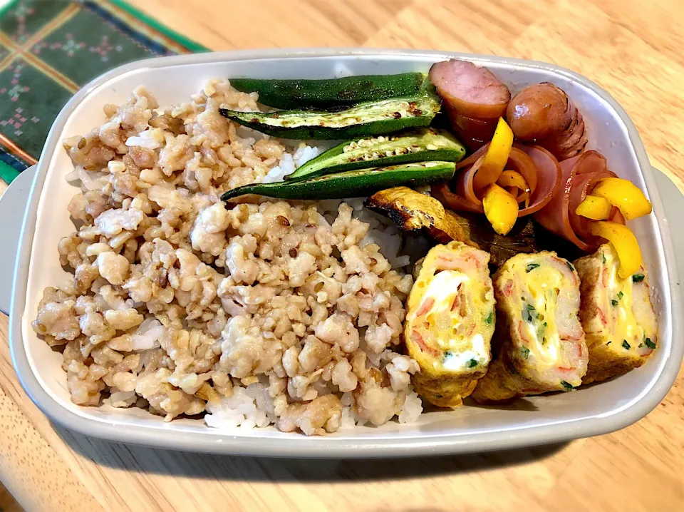 サラ弁　　　　　　　　　　　　　　　　　鶏そぼろ　カニカマ入り卵焼き　パプリカなハム巻き　オクラソテー|じゅんさんさん