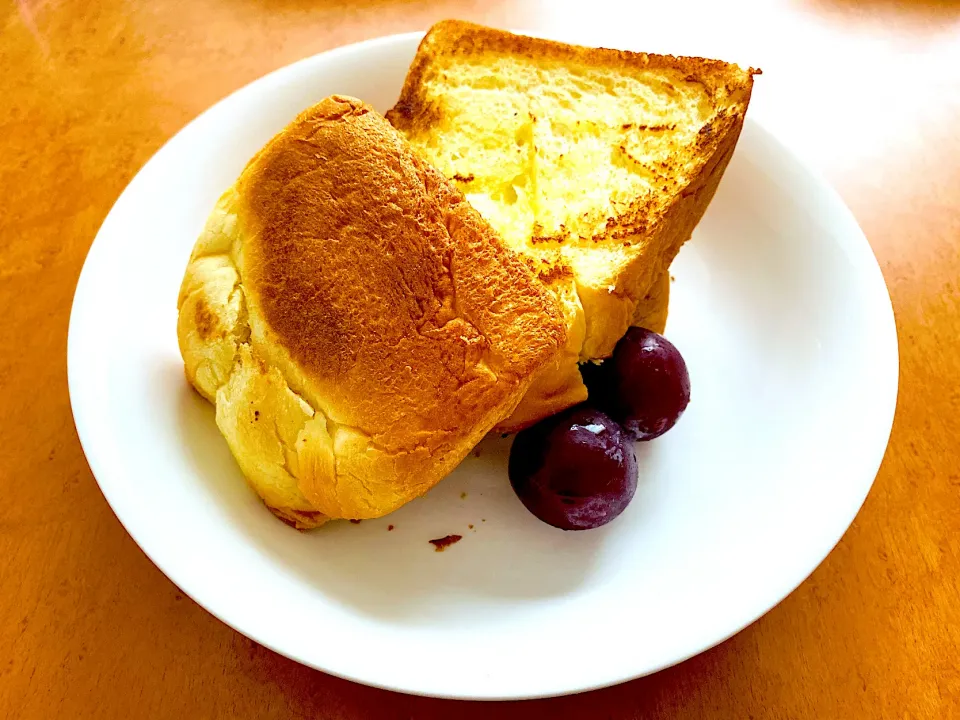 Simple brunch, pan with grapes|MI 「いどりす」さん