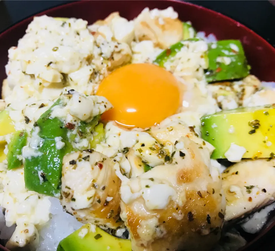 鶏肉とアボカド豆腐丼♪♪|KOHTAさん