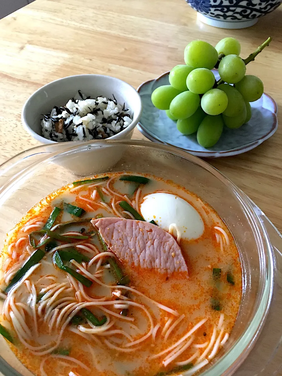 辛麺🍜、ひじきご飯、シャインマスカットでおうちランチ(´◡`๑)|さくたえさん