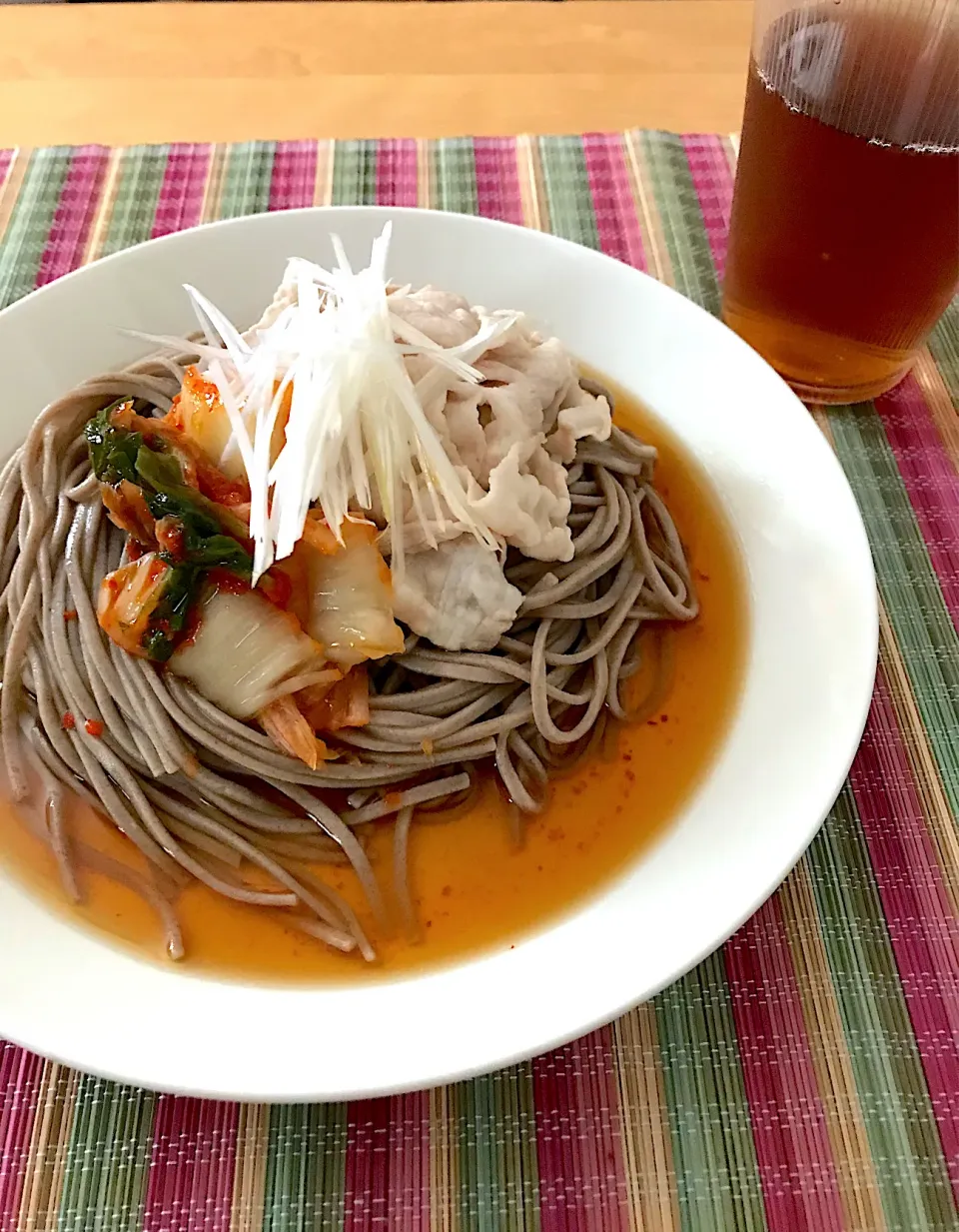 豚しゃぶキムチのっけ冷やして蕎麦|こまおさん