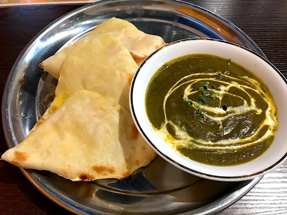 ほうれん草チキンカレーにチーズナン|マハロ菊池さん