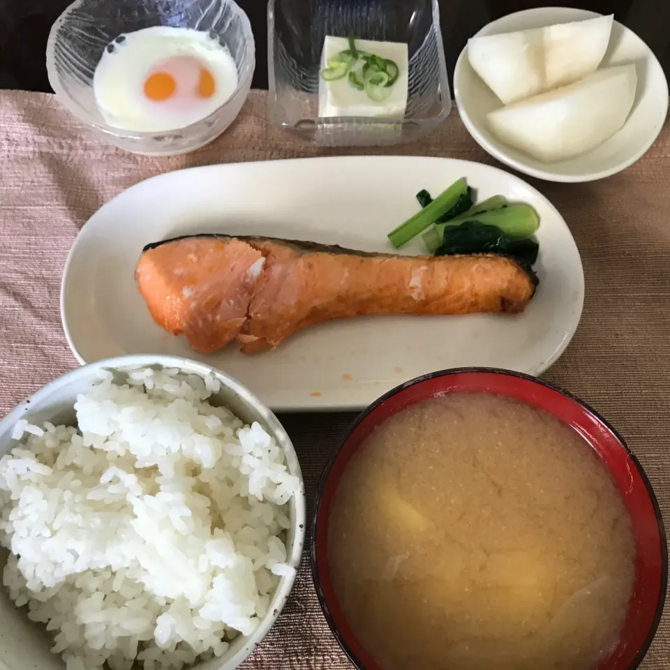 焼鮭、温玉、奴、じゃがいもと玉ねぎの味噌汁、梨🍐（20世紀）|純さん