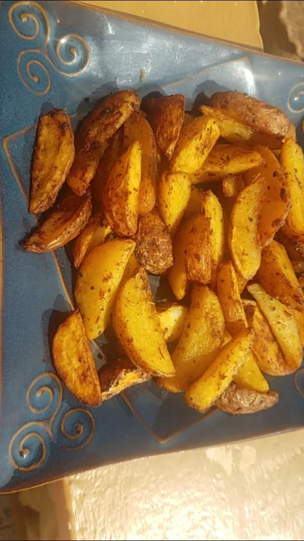 Snapdishの料理写真:Well done potato wedges|Cathy Waiswa Nakisigeさん