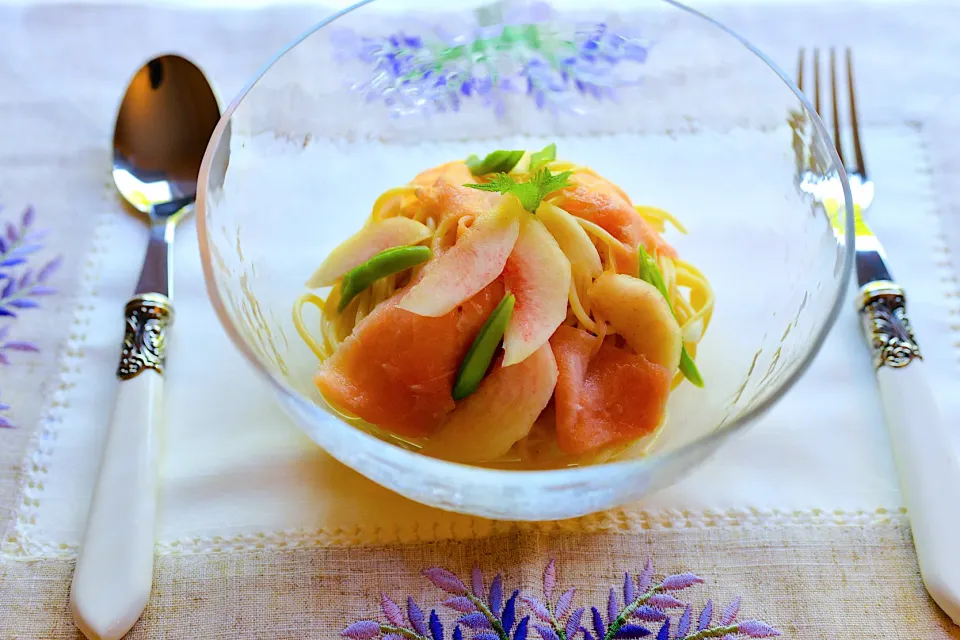 スモークサーモンと桃の冷製パスタ🍑|Dans La Cuisine ⭐︎ Mayumiさん