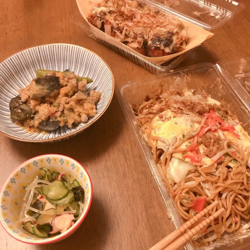 タコとわかめときゅうりの酢の物、茄子の肉味噌がけ、たこ焼きとオムそば|薫子さん