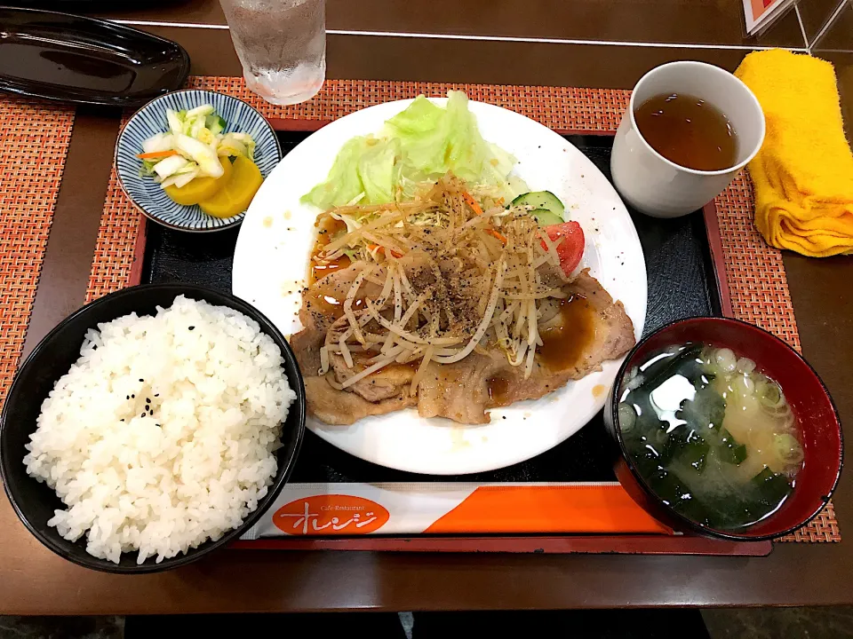 Snapdishの料理写真:豚生姜焼定食|しのぶさん