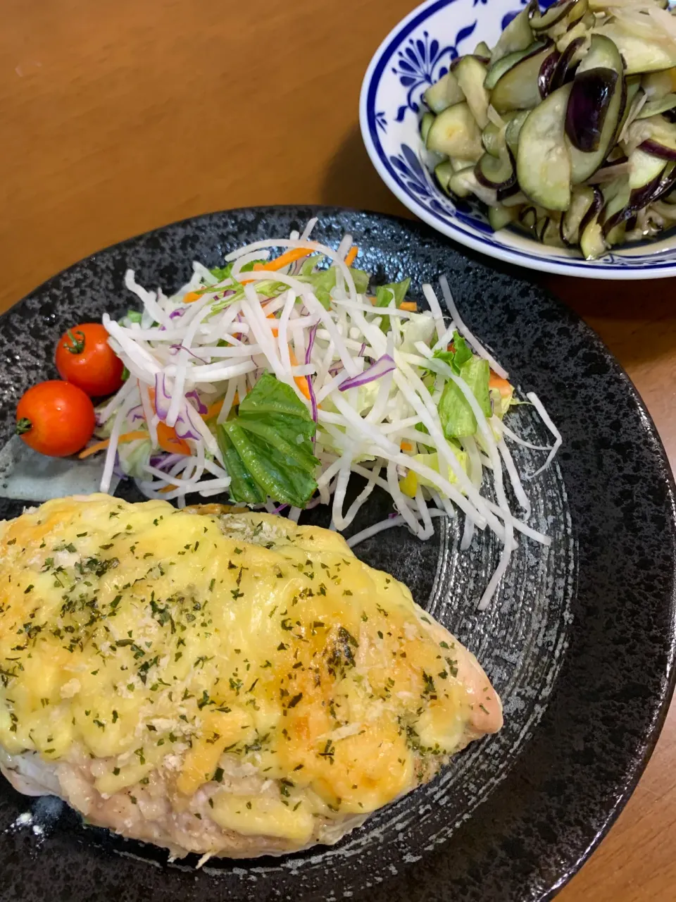 鳥肉のチーズ焼きとナスの酢の物です。|レモンさん