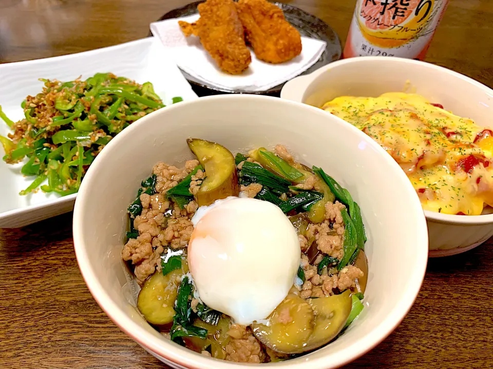 ナスとニラとひき肉のあんかけ丼、おかかピーマン、じゃがいものチーズ焼き、骨無しフライドチキン|なちゃむさん