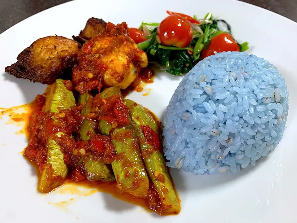 Butterfly pea rice, balado eggplants and egg & morning glory|yeni kartikasariさん