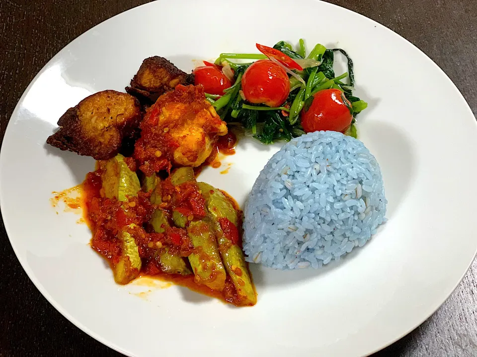 Butterfly pea rice, morning glory, spicy eggplants and eggs & fried chicken|yeni kartikasariさん