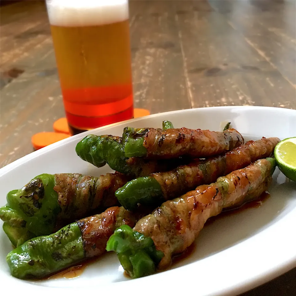 Snapdishの料理写真:豚ばら万願寺🌶と冷え冷えビール🍺#夏野菜|七海さん