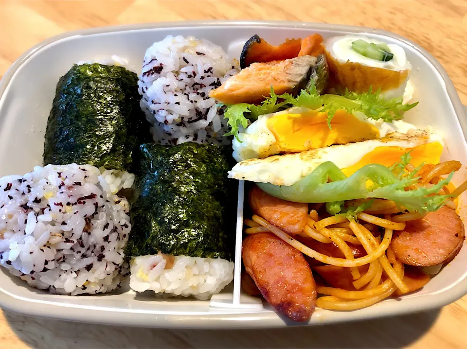 サラ弁　　　　　　　　　　　　　　　　　　おにぎり　ナポリタンスパ　目玉焼き　焼き鮭　竹輪胡瓜|じゅんさんさん