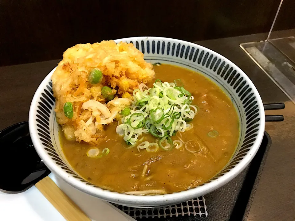 カレーそばにかき揚げ|マハロ菊池さん