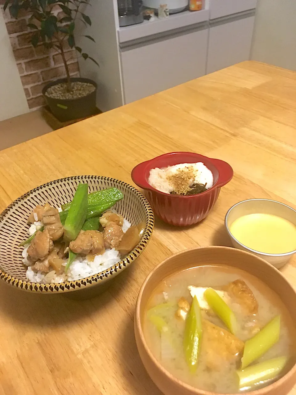 Snapdishの料理写真:焼き鳥丼、とろろモズク酢、アスパラと厚揚げのお味噌汁、プリン🍮(人''▽`)|さくたえさん