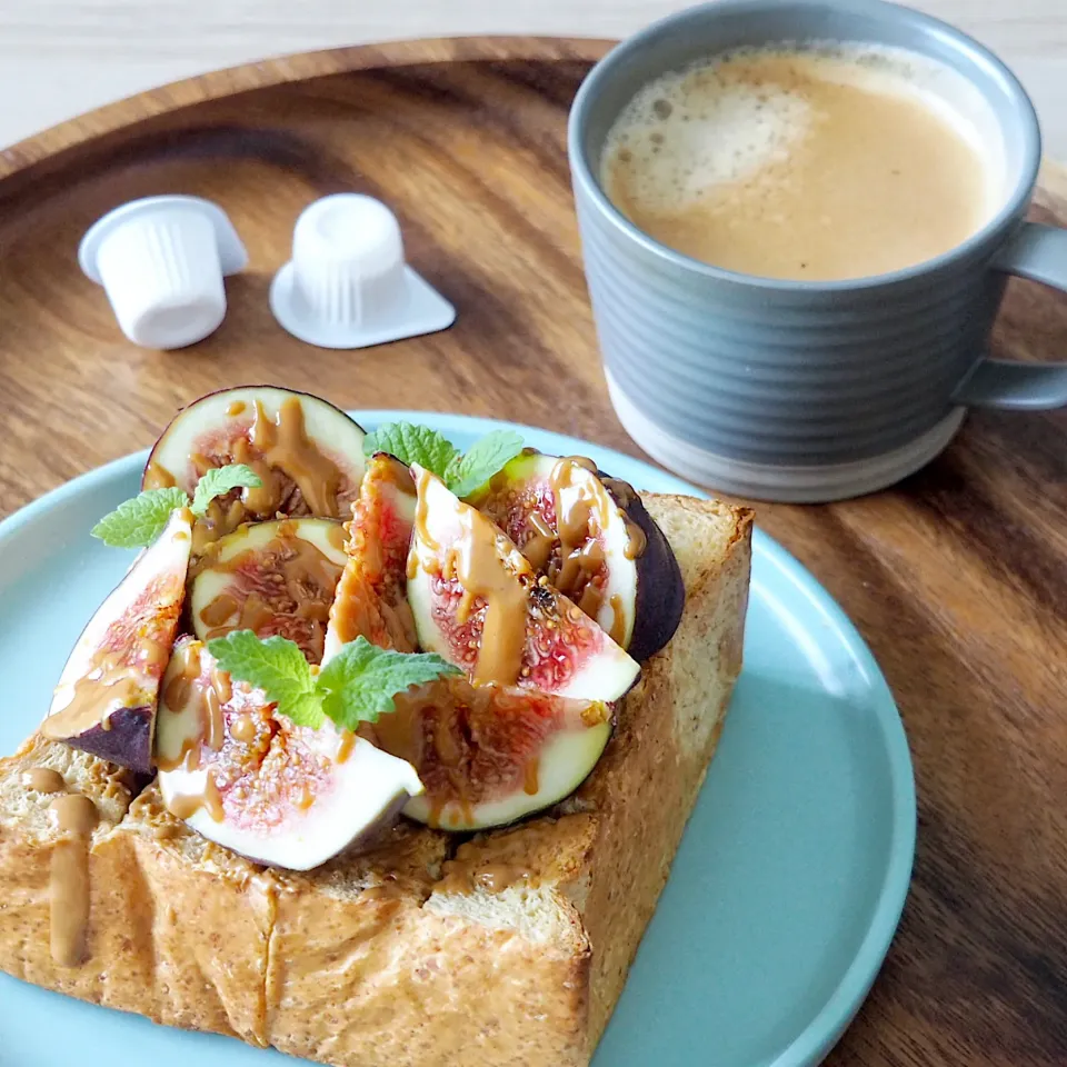 Snapdishの料理写真:Fig on toast with Lotus Biscoff spread|Misstyさん