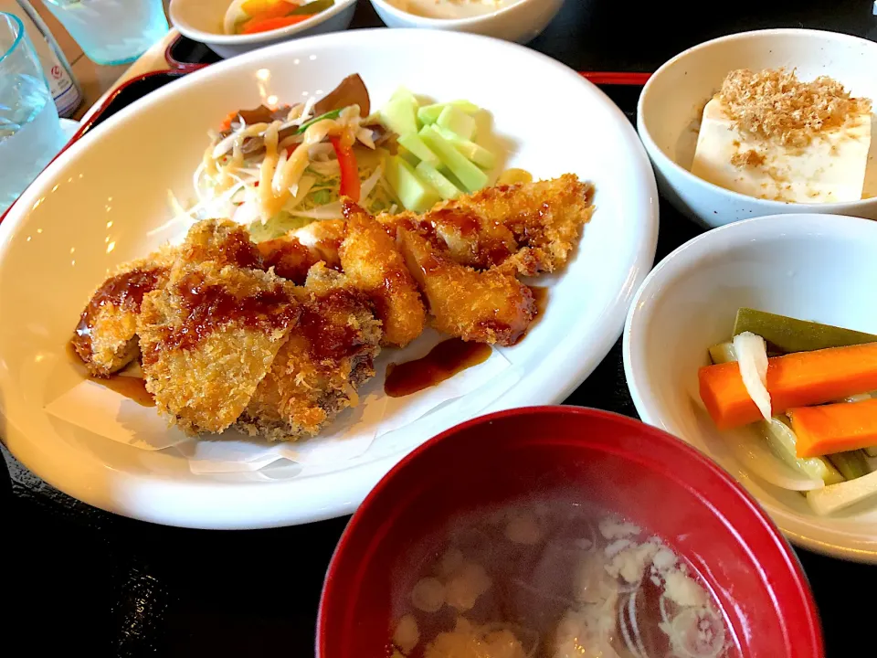 男飯食堂　椎茸肉詰フライ定食|きむらゆりかさん