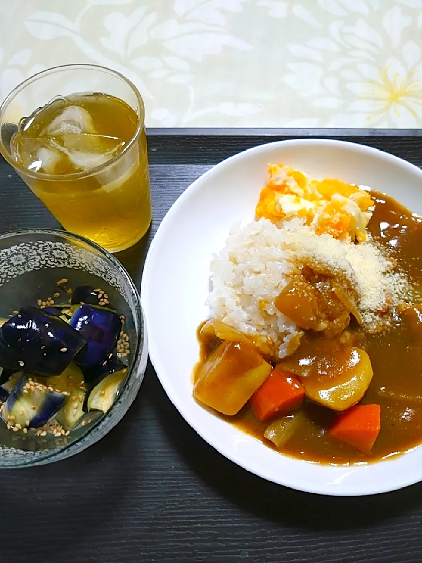 普通のカレーライス🍛
 
粉チーズとゆで卵
ナスの浅漬け|🍒ふみりん🍒さん