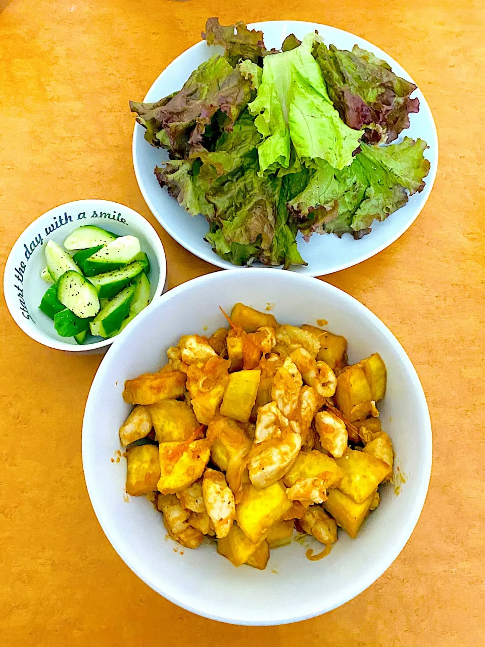 dinner menus: chicken and fried sweet potatoes in the tomato sauce, fresh lettuce and cucumber (ディナーメニュー：チキンとフライドサツマイモのトマトソース、フレッシュレタスとキュウリ)|MI 「いどりす」さん