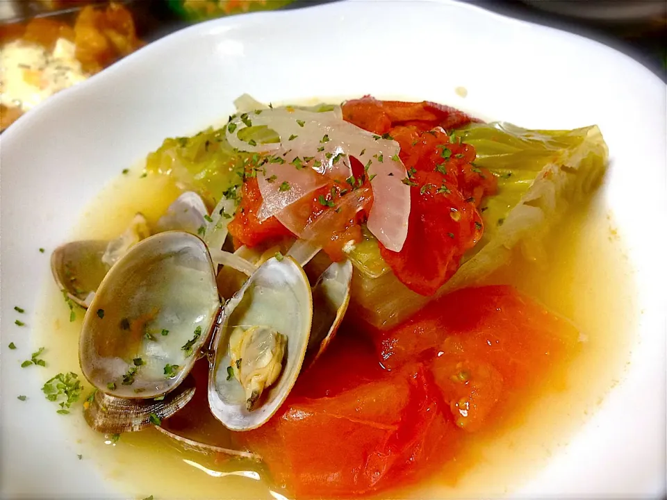 HOMEMADE DISH 
steamed Cabbege,Tomato,Short-neck Clam
今日のちゃぶ台　キャベツあさりトマトのコンソメ蒸し|Cuisineさん