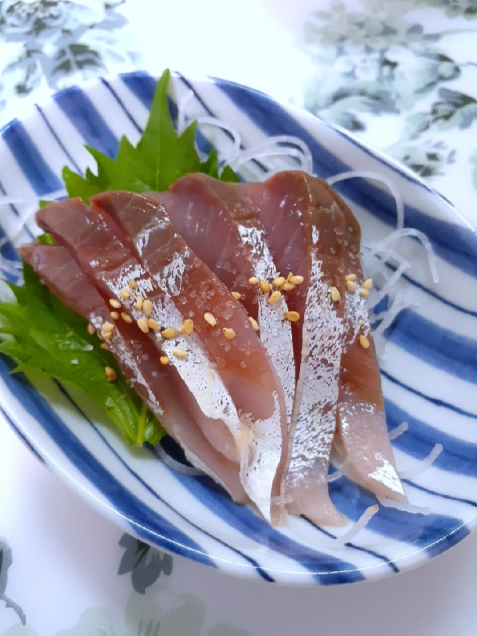 🔷岩手県産🐟天然いなだ刺身🔷塩とごまでいただきます🎵|@きなこさん