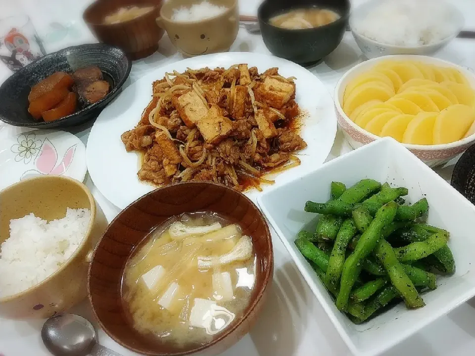 Snapdishの料理写真:夕食(*^^*)
豚肉と厚揚げともやし炒め(甜麺醤)
ぶり大根
いんげんのごま和え
漬け物
お味噌汁(大根、豆腐、油揚げ)|プリン☆さん