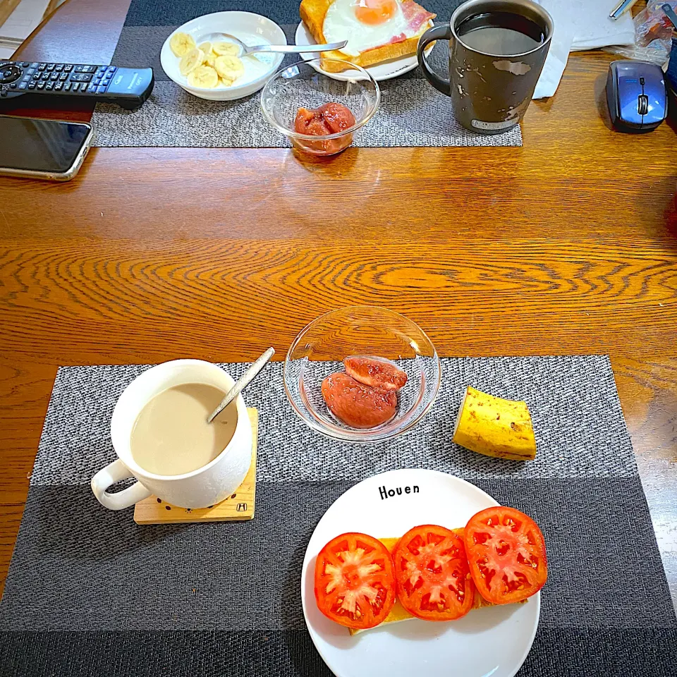 Snapdishの料理写真:8月21日　朝ごはん　トマトオントースト、カフェオレ、バナナ、イチジクコンポート|yakinasuさん