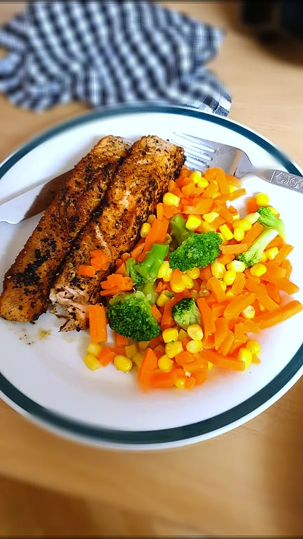 Grilled Salmon with steamed veggies|Kiranskitchenさん