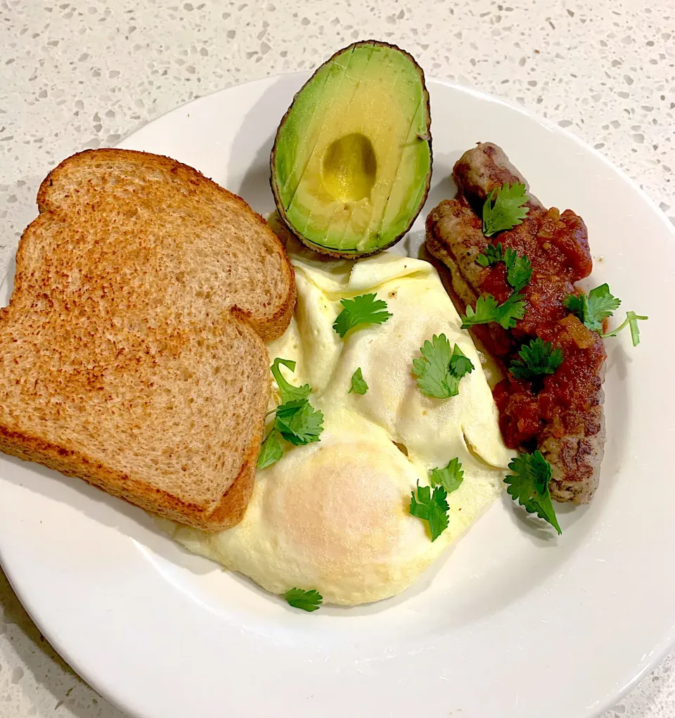 Rise n shine eggs🍳and salsa 🍅sausage breakfast with a side of toast🍞 & half avocado🥑|🌺IAnneさん