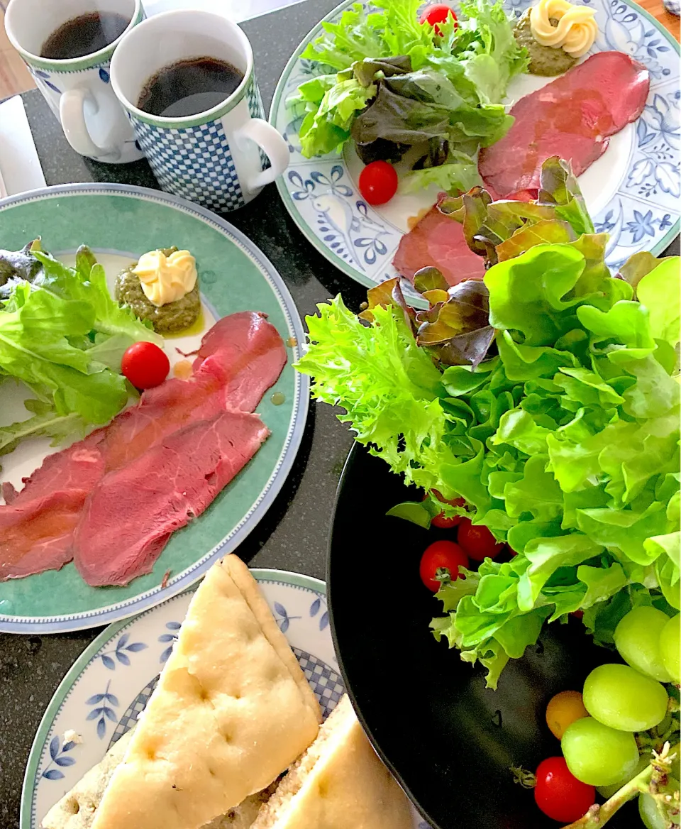 グリーンサラダとマスカット🍅ローストビーフサンドに|シュトママさん