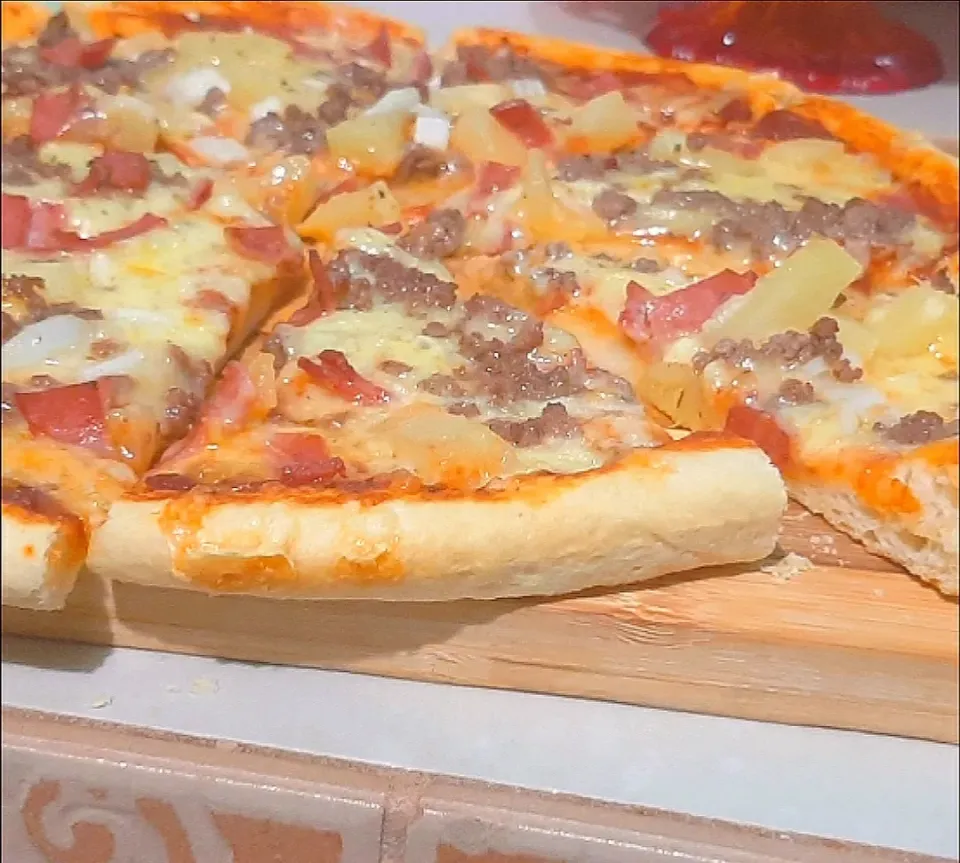 Hawaiian pizza homestyle|Maria Burkeさん