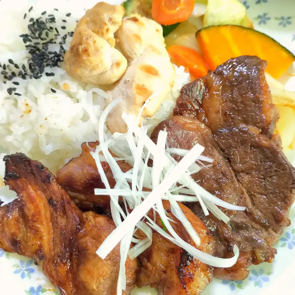 Snapdishの料理写真:牛、豚、鳥の焼肉丼|Takkiさん