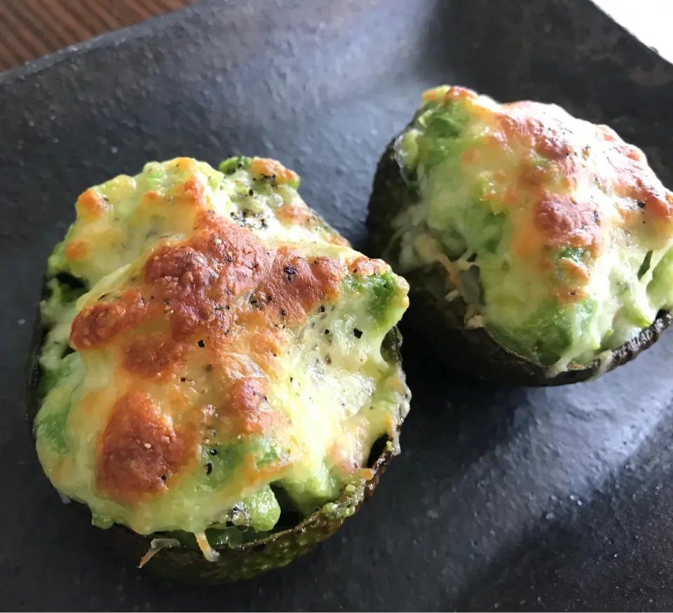 Snapdishの料理写真:アボカド🥑ベーコンマヨチーズ焼き|sanaeさん