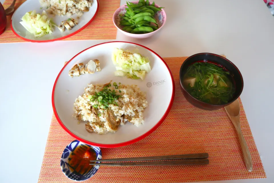 今日の昼食 ごぼうとツナの炊き込みご飯、高野豆腐と豆苗の味噌汁、枝豆|pinknari🐰🌈さん