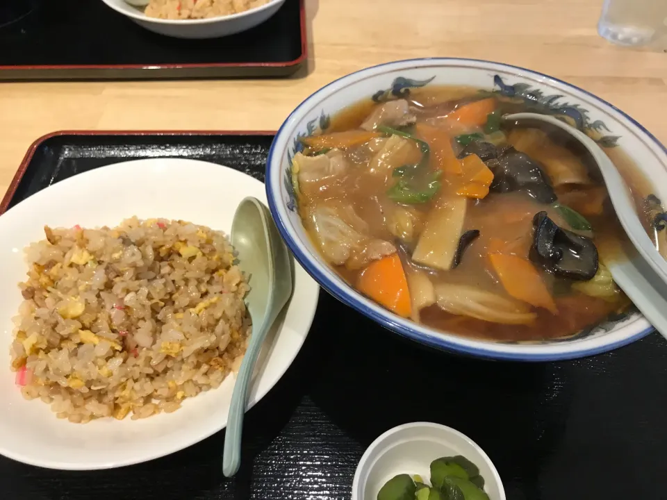 Snapdishの料理写真:肉野菜あんかけラーメンと半チャーハン|純さん