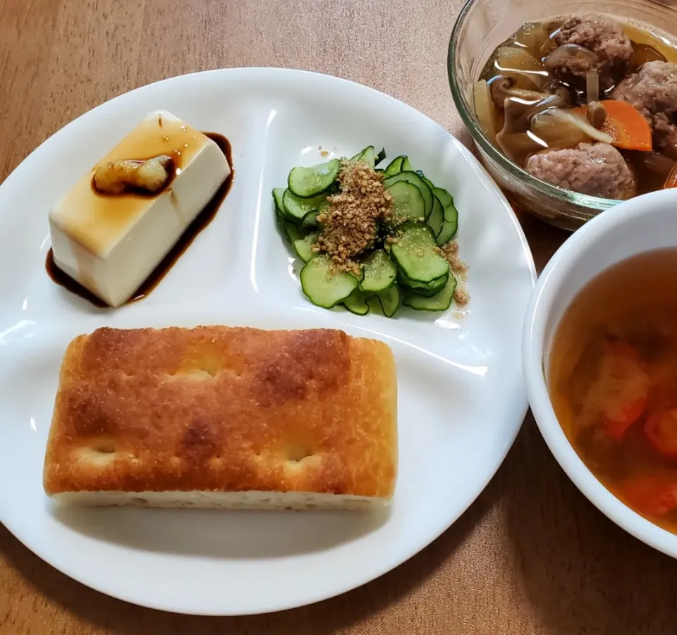 昨日の根菜と肉団子の煮物の残り
冷奴
きゅうりの酢の物
フォカッチャ
しいたけと万願寺唐辛子の味噌汁|ナナさん