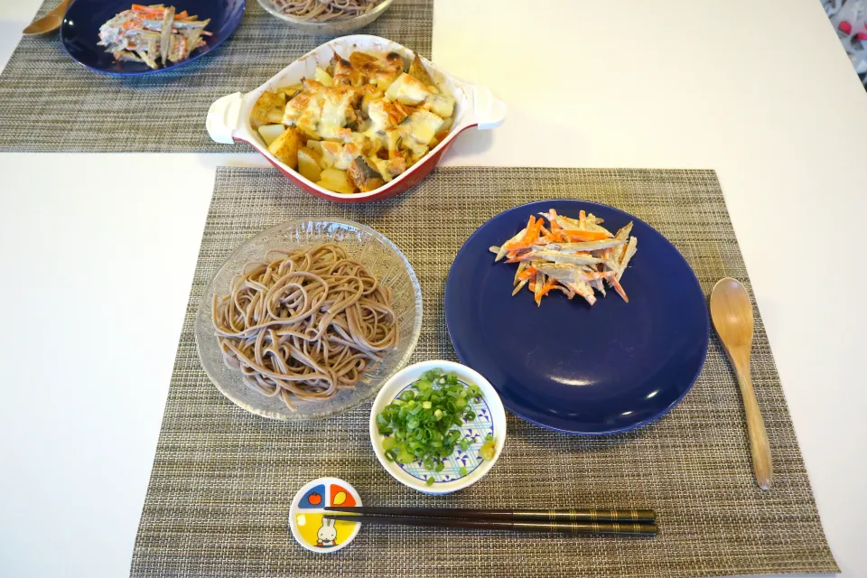 今日の夕食 胡桃蕎麦、ごぼうサラダ、じゃがいもとサバ缶のキムチチーズ焼き|pinknari🐰🌈さん