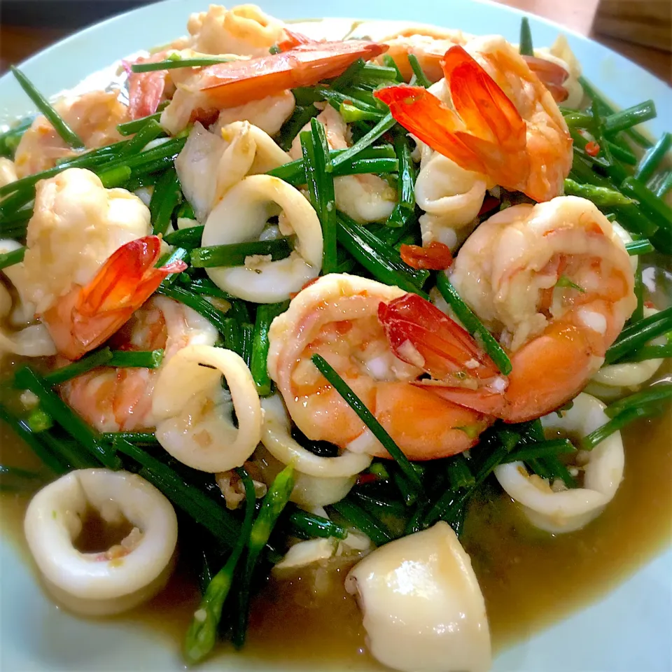 Stir fried Chinese chive flower with Sea food 🍤🍤🐙🐙|Muaylek Thanomsriさん