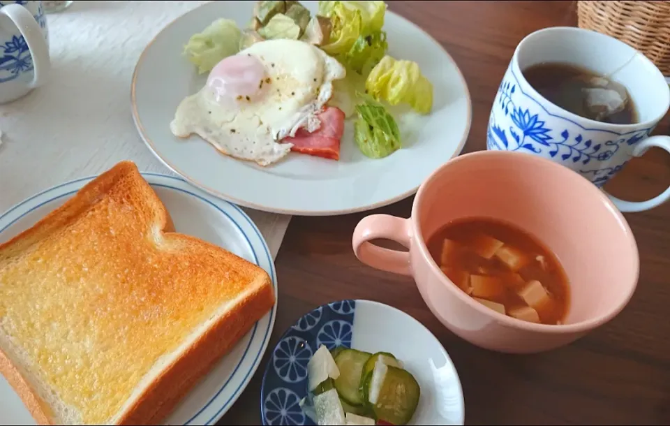 トースト
目玉焼き
レタス
ベーコン
味噌汁
大根ときゅうりの酢の物|oneiさん