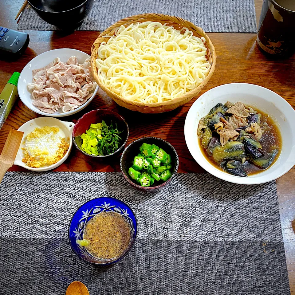 Snapdishの料理写真:素麺、豚しゃぶ、茄子と豚肉煮物、薬味たくさん|yakinasuさん