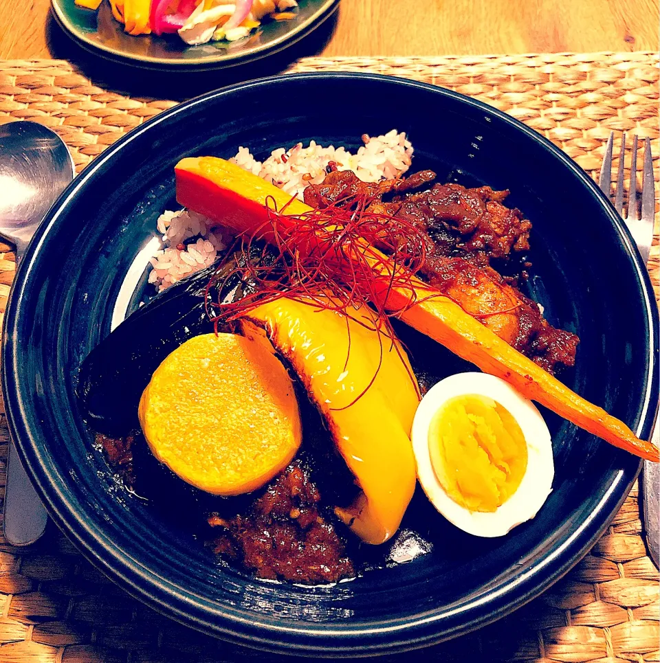 夏野菜の煮込みチキンカレー🍛|けんちんさん