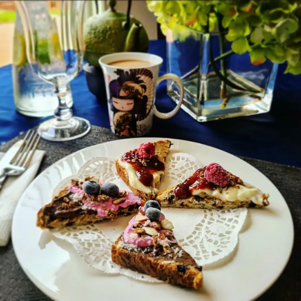 Cinnamon Toast with Nutella and Peanut butter, coconut, pitaya-coconut yogurt, chocolate granola, and almond|Jbunny Caféさん